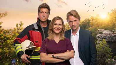 Sebastian Deyle, Laura Lippmann und Christopher Kohn stehen nebeneinander. - Foto: Joyn/Claudius Pflug Sebastian Deyle, Laura Lippmann und Christopher Kohn stehen nebeneinander. - Foto: Joyn/Claudius Pflug