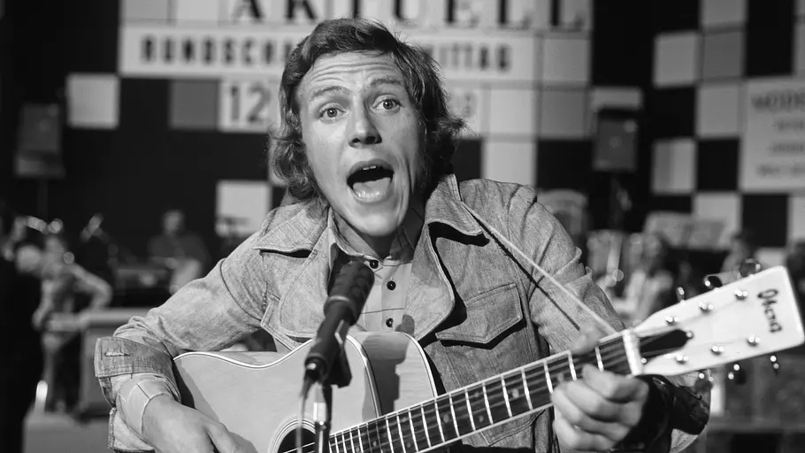 Für Michael Thilo selbst spielte „Benjamin Blümchen“ eine untergeordnete Rolle. Michael Thilo singt mit einer Akustikgitarre vor einem Mikrofon. Im Hintergrund der Schwarzweißaufnahme steht „RIAS AKTUELL“.