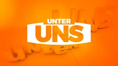 Das weiß-orange Logo „Unter Uns“ steht vor einem orangefarbenen Hintergrund mit großen dreidimensionalen Buchstaben. - Foto: RTL Das weiß-orange Logo „Unter Uns“ steht vor einem orangefarbenen Hintergrund mit großen dreidimensionalen Buchstaben. - Foto: RTL