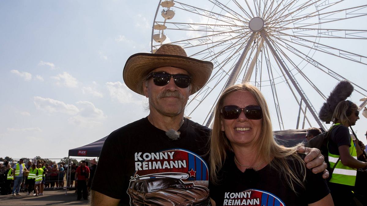 Für die Reimanns hatte der Traum vom Auswandern ein Happy End. Die Reimanns stehen nebeneinander vor einem großen Riesenrad.