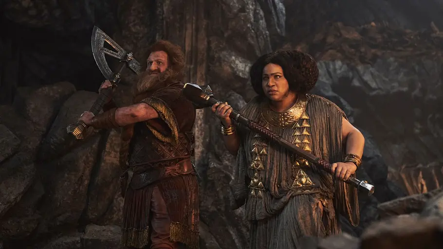 Durin und Disa stehen angriffsbereit und bewaffnet in Khazad-dûm.