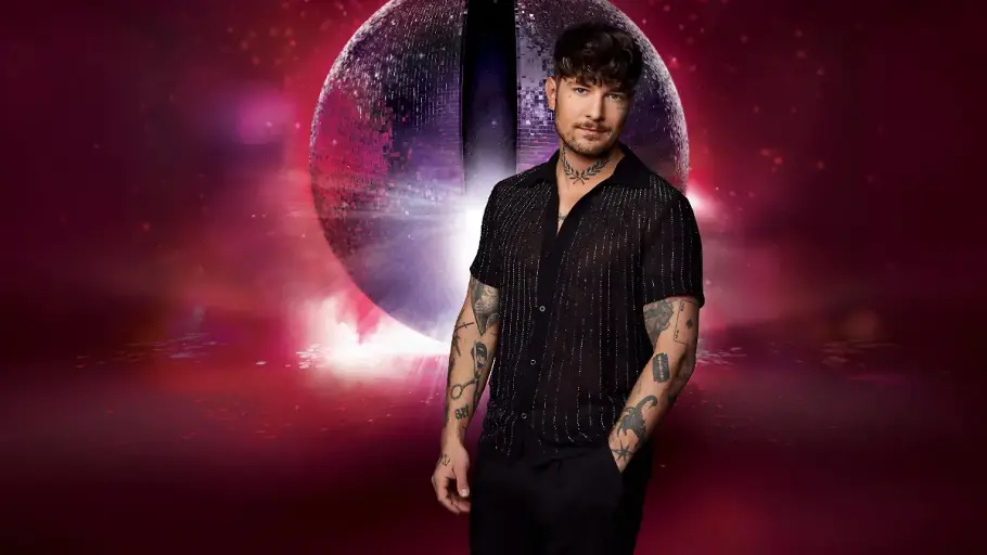 Willi Banner steht vor einer Discokugel