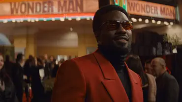 Simon Williams vor einem Kino mit „Wonder Man“-Schriftzug. - Foto: © MARVEL 2025