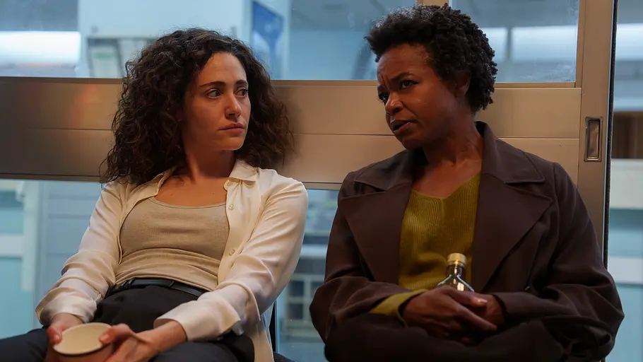 „Furious“ auf Disney+ Alice Black (Emmy Rossum) und Nora (Quincy Tyler Bernstine) in „Furious“.