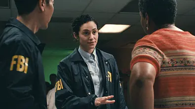 Hauptdarstellerin Emmy Rossum als Alice Black in FBI-Kleidung in Furious - Foto: © 2026 Disney. All rights reserved. Hauptdarstellerin Emmy Rossum als Alice Black in FBI-Kleidung in Furious - Foto: © 2026 Disney. All rights reserved.