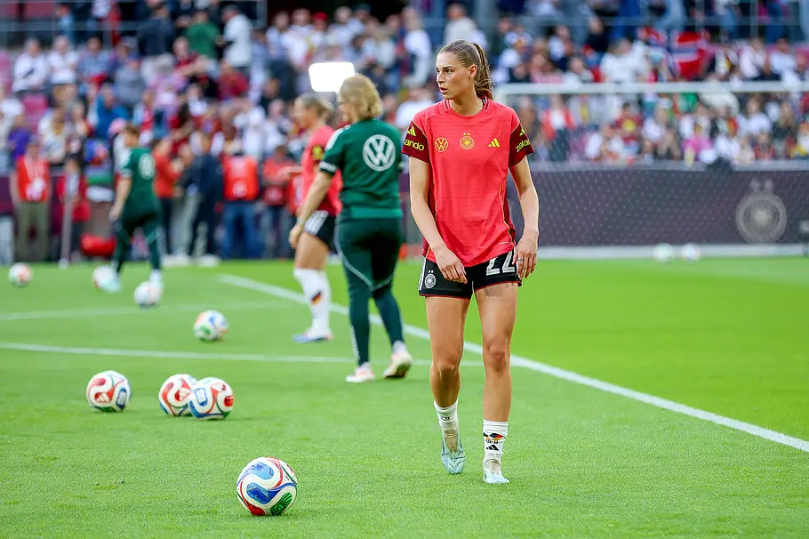 Felix Nmecha und Jule Brand? Fußball-Nationalspielerin Jule Brand läuft im roten Trikot über den Rasen.
