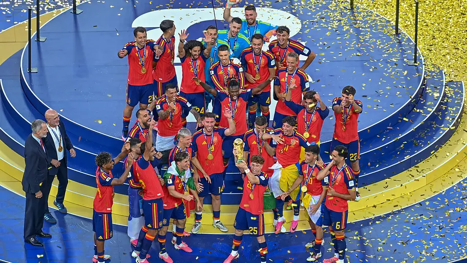 Die spanische Fußballmannschaft feiert ihren Sieg, doch es hagelt Kritik. Die spanische Fußballmannschaft feiert ihren Sieg.
