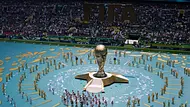 Man sieht der Eröffnungsfeier der WM2026 mit vielen Tänzer und Tänzerinnen sowie einen großen goldenen World Cup. - Foto: IMAGO / ZUMA Press Man sieht der Eröffnungsfeier der WM2026 mit vielen Tänzer und Tänzerinnen sowie einen großen goldenen World Cup. - Foto: IMAGO / ZUMA Press