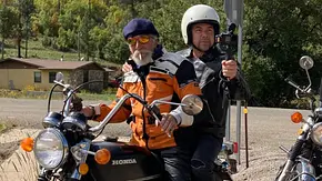 Eine Szene aus der Dokumentation „The Flying Six-Packs“ über einen Route-66-Roadtrip zeigt zwei Männer auf einer Honda CB 750 Four, der eine mit Zigarette, der andere mit GoPro. - Foto: Molivafilms Eine Szene aus der Dokumentation „The Flying Six-Packs“ über einen Route-66-Roadtrip zeigt zwei Männer auf einer Honda CB 750 Four, der eine mit Zigarette, der andere mit GoPro. - Foto: Molivafilms