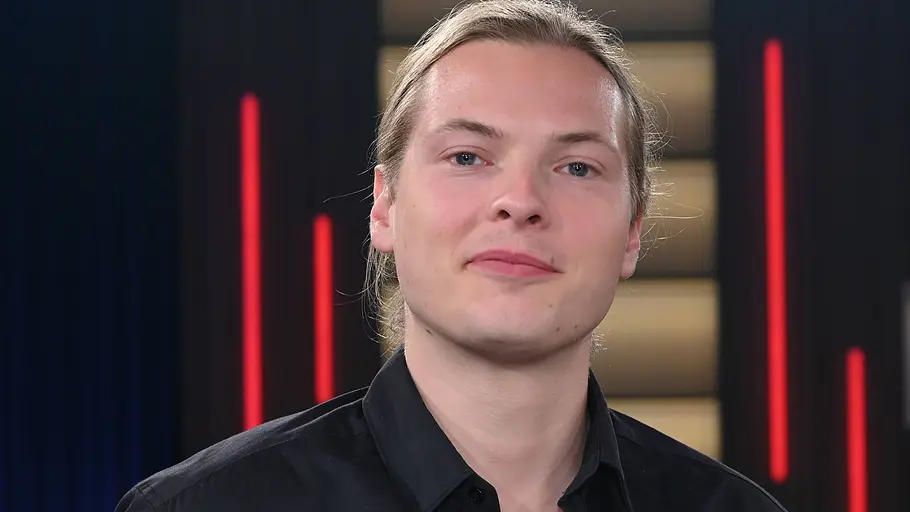 Gabriel Kelly Gabriel kelly lächelt in die Kamera