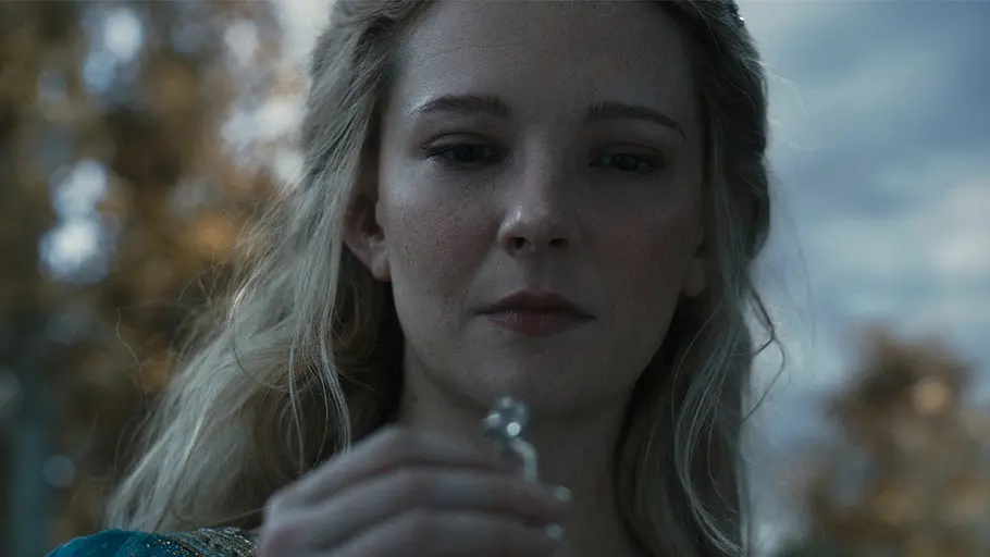 Galadriel hält einen der Ringe der Macht in der Hand.