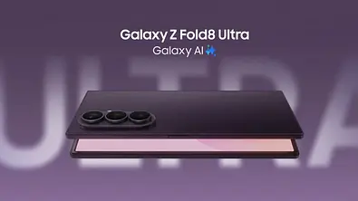Abbildung eines faltbaren Smartphones mit der Aufschrift „Galaxy Z Fold8 Ultra“ und „Galaxy AI“ vor violettem Hintergrund. Das Gerät ist halb geöffnet dargestellt und zeigt ein dreifaches Kameramodul auf der Rückseite. - Foto: Samsung/PR