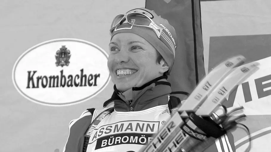 Galina Kuklewa ist tot. Galina Kuklewa lächelt breit und schaut in die Ferne.