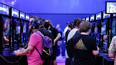 Spieler probieren an verschiedenen Ständen die neuesten Spiele aus  - Foto: IMAGO / Political-Moments