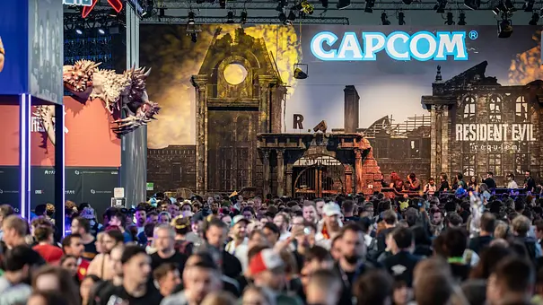 Ein volle Halle auf der Gamescom, im Hintergrund sieht man den Stand von Capcom für Resident Evil  - Foto: IMAGO / Chris Emil Janßen