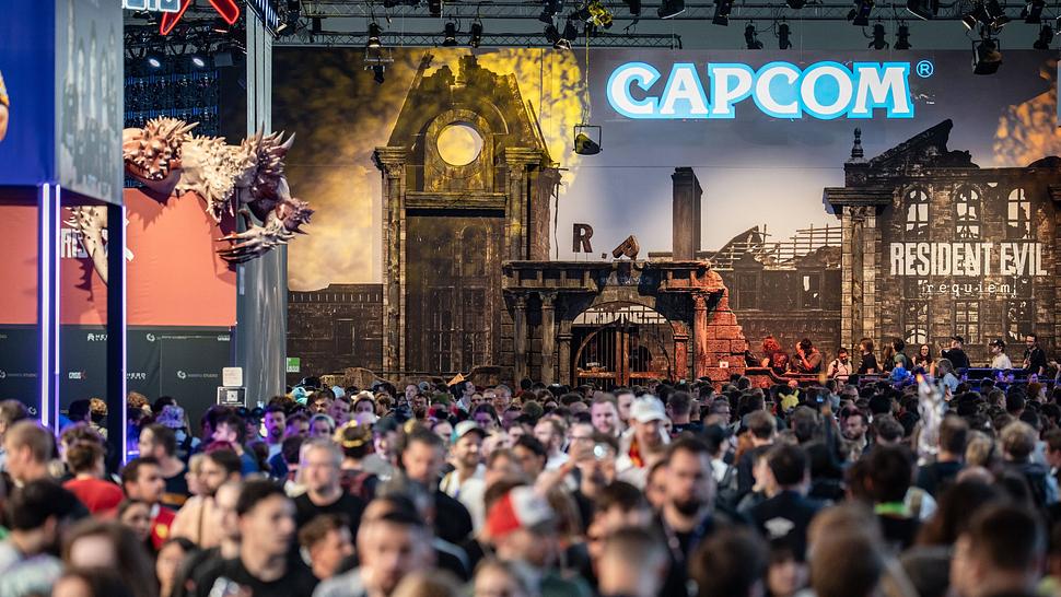 Ein volle Halle auf der Gamescom, im Hintergrund sieht man den Stand von Capcom für Resident Evil  - Foto: IMAGO / Chris Emil Janßen