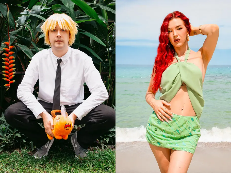 Gaming-Enthusiast Ricardo & Jennifer Degenhardt Links sitzt Ricardo mit blond gefärbtem Haar im Hemd und Krawatte vor tropischen Pflanzen und hält ein Plüschtier, rechts posiert Jennifer mit langen roten Haaren am Strand vor dem Meer.