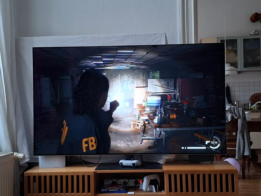 LG G6 mit Alan Wake 2 im Gaming-Test in einem Wohnzimmer