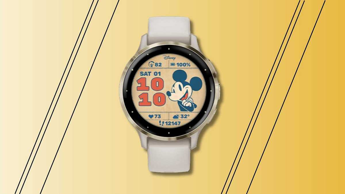 Garmin Smartwatch mit Mickey Mouse Display Garmin Smartwatch mit Retro-Mickey-Mouse-Display vor einem gelb-orangenen Hintergrund