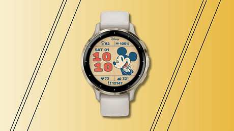 Garmin Smartwatch mit Retro-Mickey-Mouse-Display vor einem gelb-orangenen Hintergrund - Foto: Garmin/PR