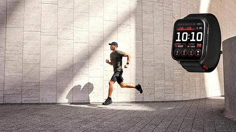 Ein Jogger in einer städtischen Umgebung, er joggt an einer Wand vorbei. In der Ecke ist eine Smartwatch zu sehen. - Foto: Garmin/PR
