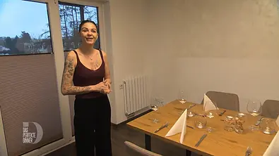 Gastgeberin Stasya bei „Das perfekte Dinner“ - Foto: RTL+/Screenshot