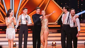 Andrzej Cibis, hier mit seinen Lets Dance-Kollegen Malika Dzumaev, Zsolt Sandor Cseke, Valentin Lusin, Kathrin Menzinger und Vadim Garbuzov, ist Papa geworden. - Foto: IMAGO / Future Image Andrzej Cibis, hier mit seinen Lets Dance-Kollegen Malika Dzumaev, Zsolt Sandor Cseke, Valentin Lusin, Kathrin Menzinger und Vadim Garbuzov, ist Papa geworden. - Foto: IMAGO / Future Image