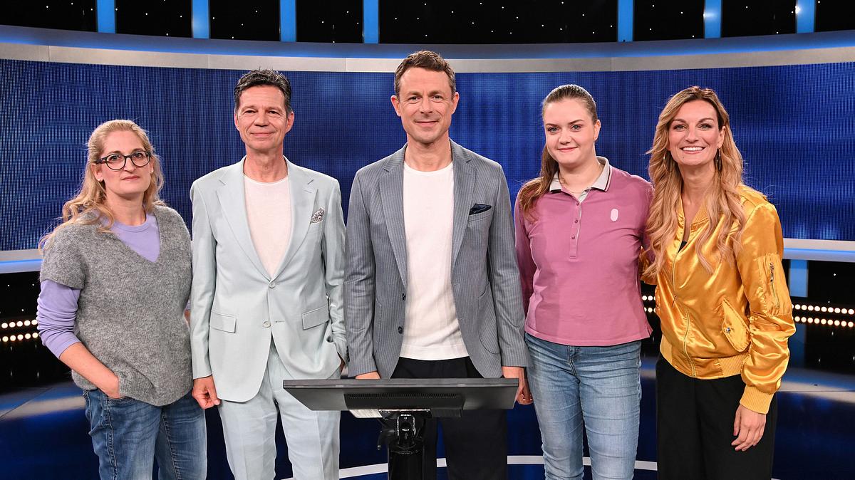 „Gefragt – Gejagt“ am 19. Mai 2025. „Gefragt – Gejagt“-Moderator Alexander Bommes (M.) mit den Kandidat:innen: Maren Johann (l.), SWR3-Moderator Michael Wirbitzky (2.v.l.), Johanna Frese (2.v.r.) und 1Live-Moderatorin Friederike Freddie Schürheck (r.).