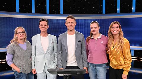 „Gefragt – Gejagt“-Moderator Alexander Bommes (M.) mit den Kandidat:innen: Maren Johann (l.), SWR3-Moderator Michael Wirbitzky (2.v.l.), Johanna Frese (2.v.r.) und 1Live-Moderatorin Friederike Freddie Schürheck (r.). - Foto: ARD/Uwe Ernst