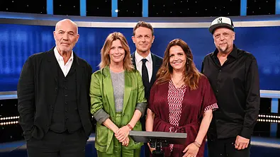 Moderator Bommes ist von Prominenten wie Smudo und Heiner Lauterbach umgeben. - Foto: NDR/Uwe Ernst Moderator Bommes ist von Prominenten wie Smudo und Heiner Lauterbach umgeben. - Foto: NDR/Uwe Ernst