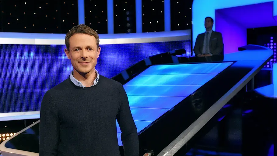 Moderator Alexander Bommes in Studiokulisse.