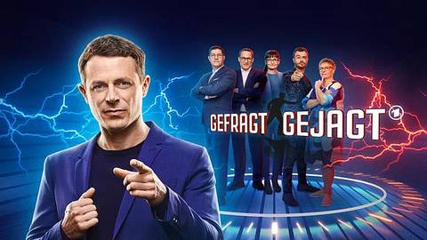 Moderator Alexander Bommes vor dem Logo un der Quiz-Elite von „Gefragt – Gejagt“. - Foto: ARD/Serviceplan/Thomas Leidig/Uwe Ernst