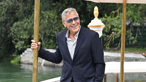 George Clooney hält sich erschöpft an Stange fest! - Foto: Imago/Zuma Press