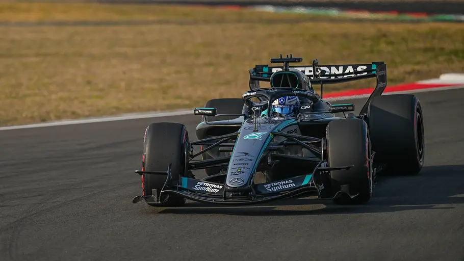 George Russel fährt mit seinem Mercedes George Russel fährt mit seinem Mercedes-Boliden auf der Strecke in Shanghai in eine Kurve.