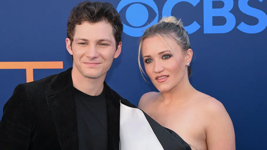 Montana Jordan nd Emily Osment sind die Hauptdarsteller von „Georgie & Mandy’s First Marriage“. Montana Jordan and Emily Osment bei der CBS 2025-26 Fall Season Celebration