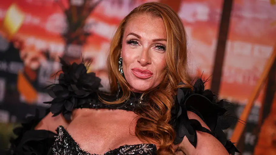 Georgina Fleur auf einem Event Reality-TV-Star Georgina Fleur posiert in einem schwarzen glamourösen Kleid auf einem Event