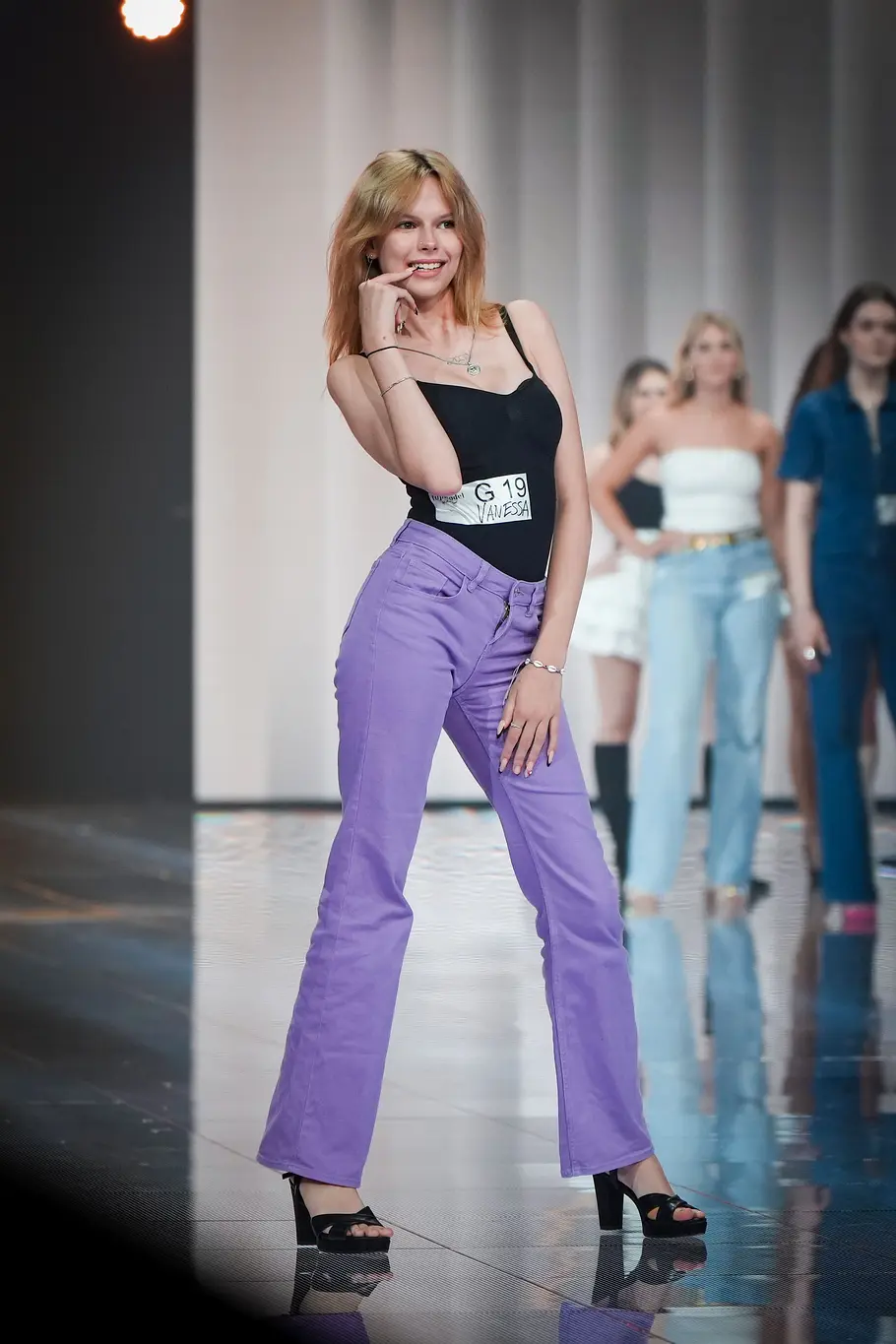 Kandidatin läuft beim Casting über den Catwalk.