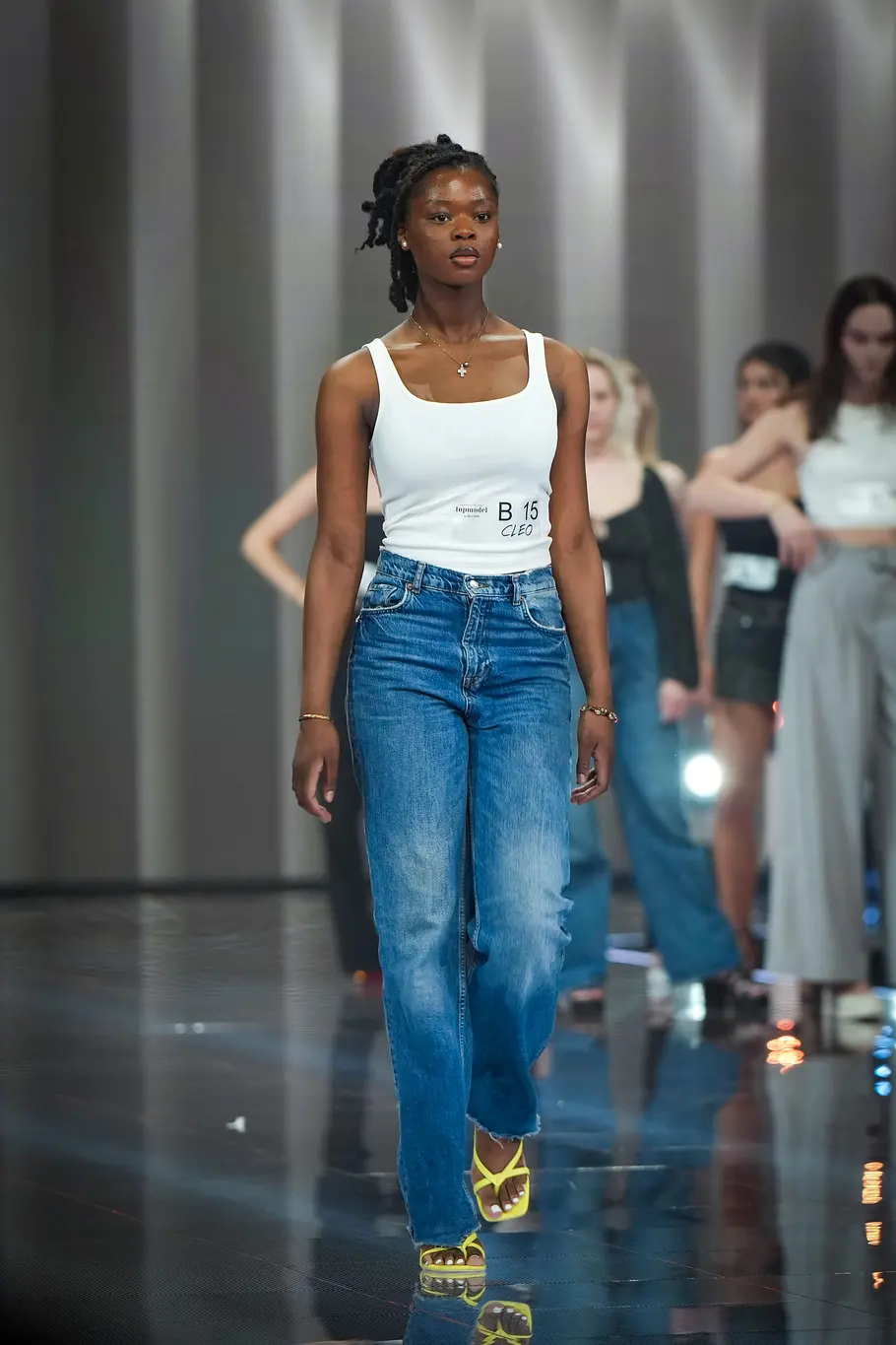 Kandidatin läuft beim Casting über den Catwalk.