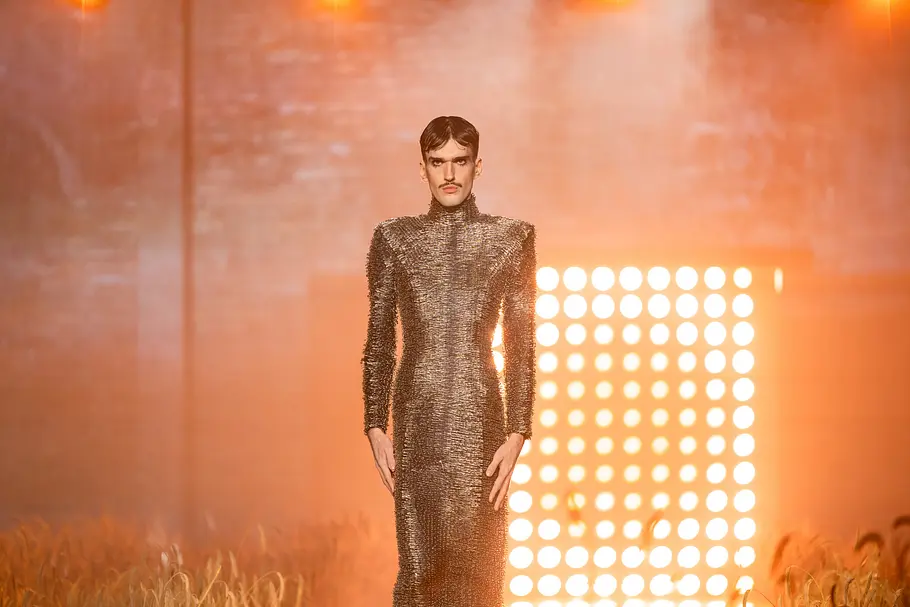 Male Model in extravaganter Kleidung läuft in der 3. Folge von „Germanys Next Topmodel“ über den Catwalk.