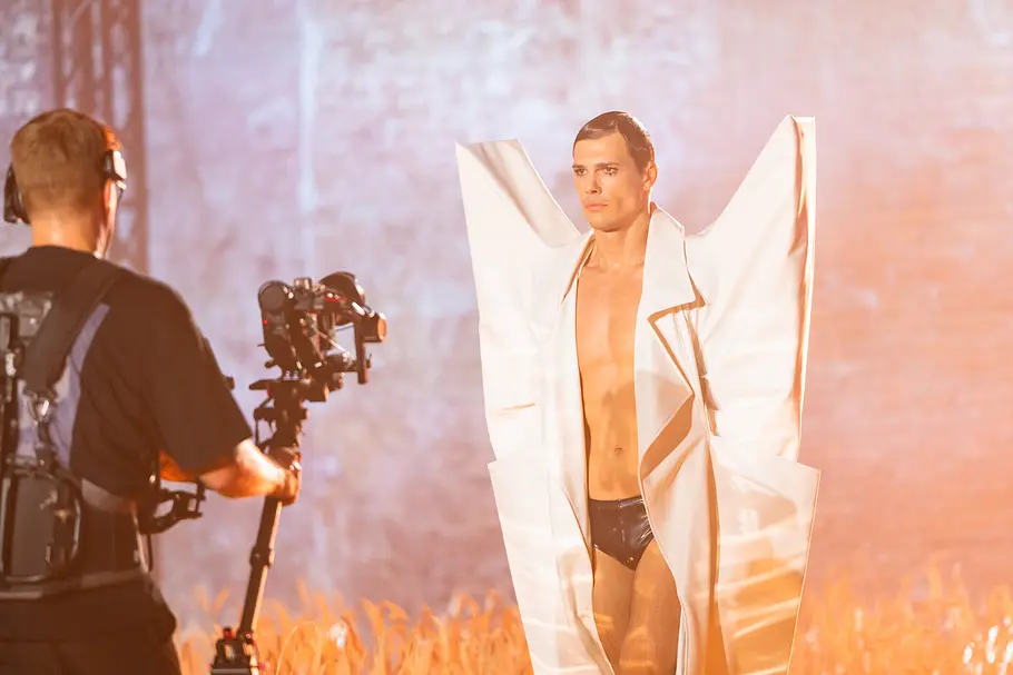 Male Model in extravaganter Kleidung läuft in der 3. Folge von „Germanys Next Topmodel“ über den Catwalk.