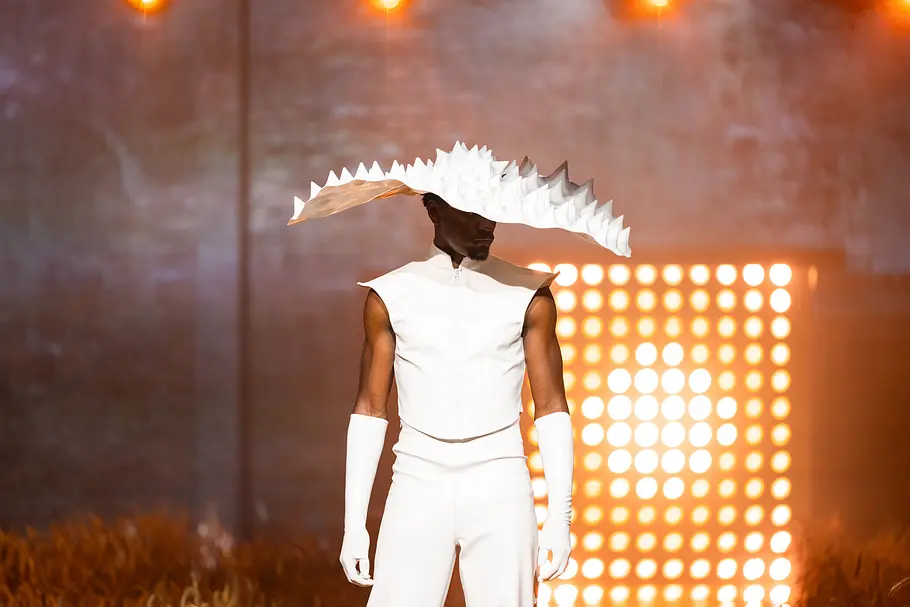 Male Model in extravaganter Kleidung läuft in der 3. Folge von „Germanys Next Topmodel“ über den Catwalk.