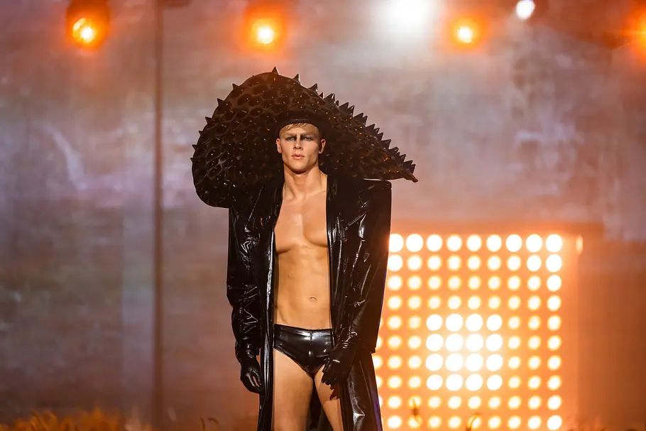 Male Model in extravaganter Kleidung läuft in der 3. Folge von „Germanys Next Topmodel“ über den Catwalk.