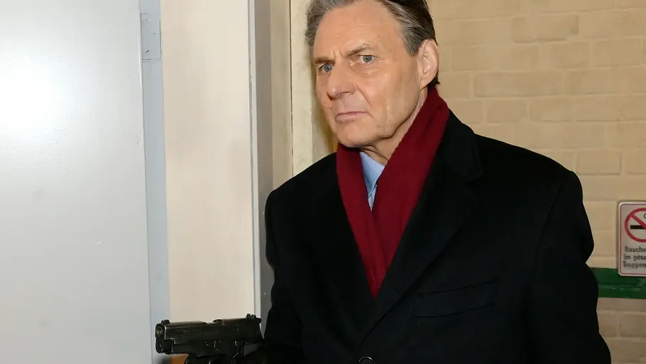 Gerner hat etwas mit Zoes Tod zu tun. Gerner mit einer Waffe in der Hand.