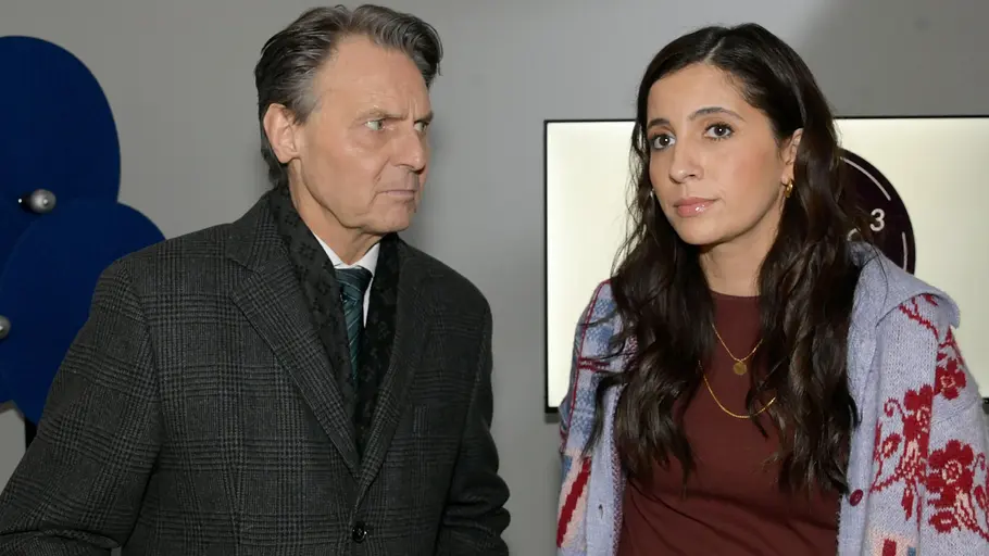 Gerner zieht mit Laura in den Kampf gegen Zoe. Gerner schaut eine ratlose Laura ernst an.