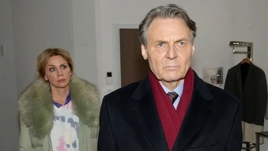 Gerner will seine Familie schützen. Gerner schaut ernst, hinter ihm Yvonne.