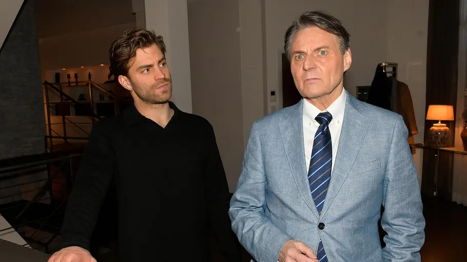 Gerner empfindet immer noch etwas für Yvonne. Gerner blickt gedankenverloren, während Julian ihn anschaut.