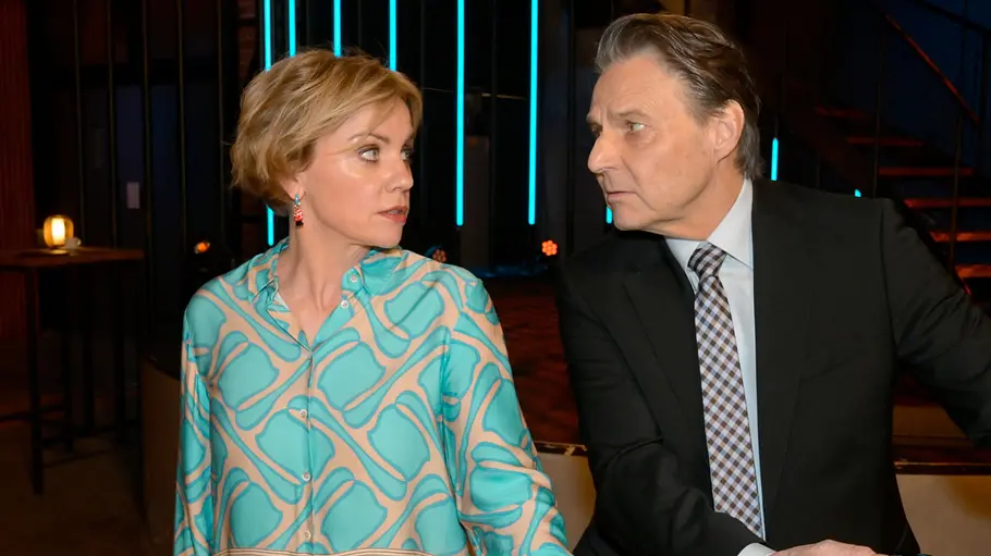 Gerner und Yvonne kommen sich wieder näher. Gerner und Yvonne schauen sich skeptisch an.