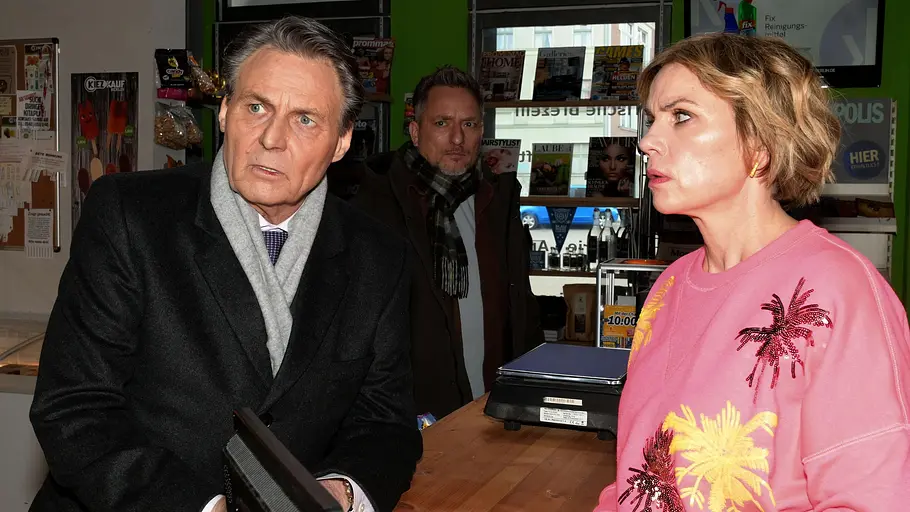 Yvonne und Gerner arbeiten zusammen, das missfällt Michi. Yvonne schaut Gerner an, im Hintergrund Michi.