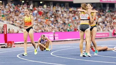 Gesa Krause wird umarmt, während Lea Meyer davonläuft. - Foto:  IMAGO / Beautiful Sports International