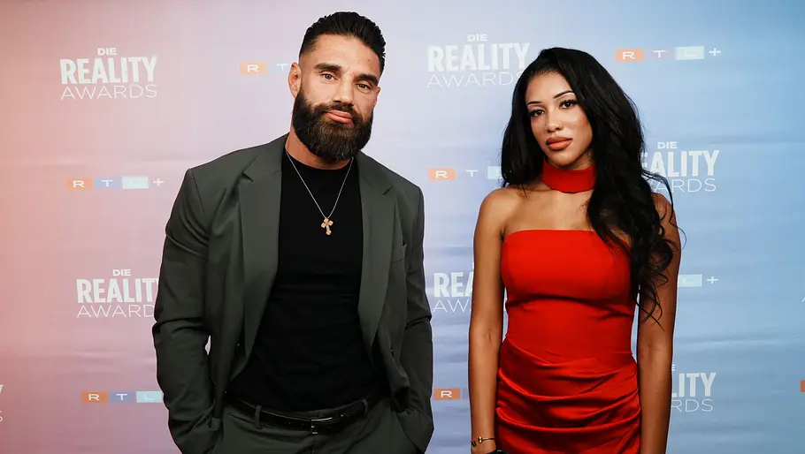 Aleks Petrovic und Vanessa Nwattu bei den Reality Awards Aleks und Vanessa stehen mit Abstand gemeinsam vor der Fotowand der Reality Awards.